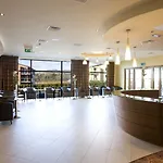 Clayton & Leisure Club מלון