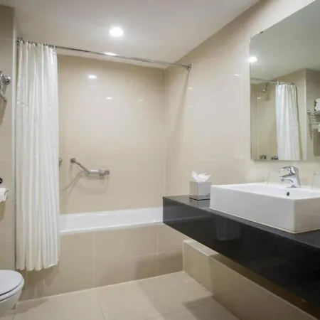 Clayton & Leisure Club Hotel 4*