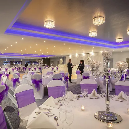 Clayton & Leisure Club מלון