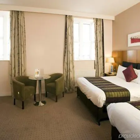 Clayton & Leisure Club Hotel 4*