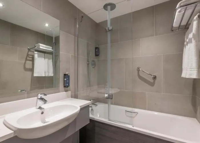 Clayton & Leisure Club Hotel